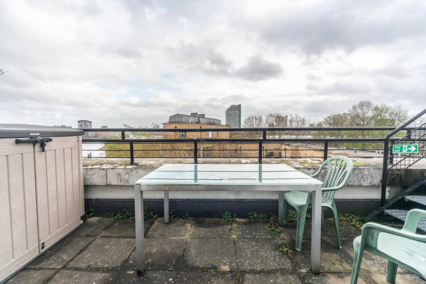 Sunny Maisonette With Views Over Canary Wharf, ロンドン エクステリア 写真